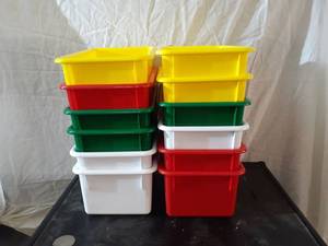 lot 1942 image: Lot of 12 Plastic Containers