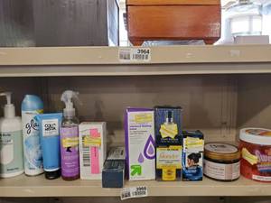lot 3964 image: Lot of Beauty Products