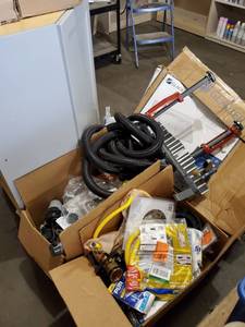 lot 30001 image: Pallet of Random Fun