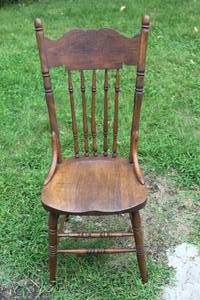 lot 1094 image: Antique Wood 5 Spindle Dining Chair (matches Lot 1095)