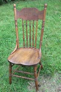 lot 1095 image: Antique Wood 5 Spindle Dining Chair (matches Lot 1094)