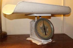 lot 1113 image: Vintage White Metal Baby Scale with Tray