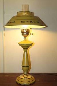 lot 1114 image: Cool Vintage Mustard Yellow Metal Tolle Lamp