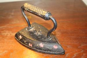 lot 1077 image: Single Antique Sad Iron Hand-painted and marked with 7 Star