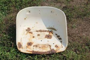 lot 1116 image: Vintage Metal Bucket Pan Style Tractor Seat