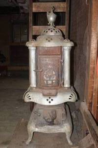 lot 1073 image: Beautiful Antique Cast Iron No. 9 Radium Circulator Coal and Wood Parlor Stove