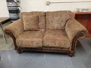 lot 253 image: Loveseat And Chair