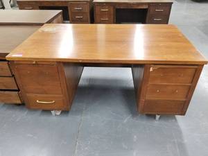 lot 262 image: 5ft Wood Office Desk