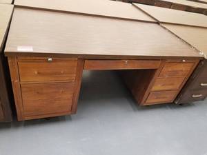 lot 266 image: 5ft Wood Office Desk
