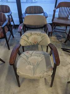 lot 450 image: (3) Chairs