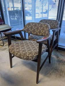lot 459 image: (2) Chairs