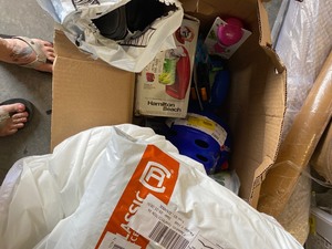 lot 10606 image: Box of Miscellaneous Goods