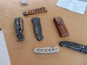 lot 1083 image: 6 PocketLockblade Knives - Gerber - CRKT - Leatherman