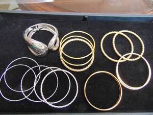 lot 1085 image: Fashion Metal Bracelets