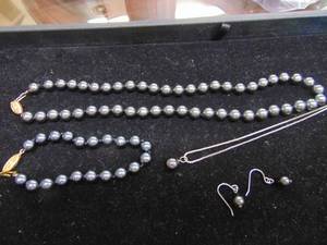 lot 1094 image: Fashion Jewelry - Looks Like Black Pears 
