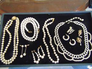 lot 1105 image: Pearl Look Fashion Jewelry
