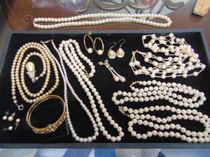 lot 1106 image: Pearl Look Fashion Jewelry