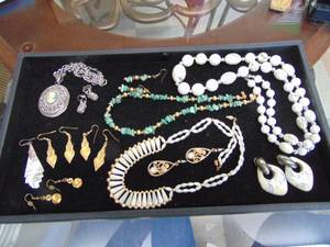 lot 1112 image: Fashion Jewelry