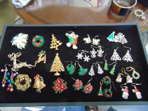 lot 1115 image: Christmas Brooches and Earrings