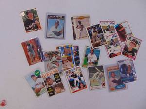 lot 1158 image: 25 Giants Baseball cards with Mays, McCovey, Marichal