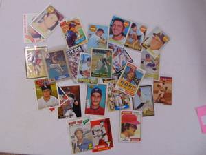 lot 1160 image: 29 White Sox Baseball Cards with Fisk, Carlton