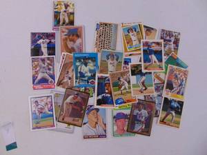 lot 1162 image: 31 Mets Baseball Cards with Berra, Torre, Strawberry