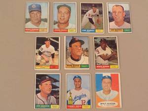 lot 7863 image: 1961 Topps Baseball Cards Lot of 10
