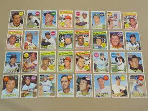 lot 7889 image: 1969 Topps Baseball Cards Lot of 32