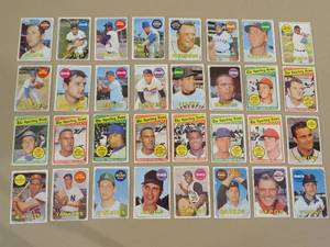 lot 7890 image: 1969 Topps Baseball Cards Lot of 32