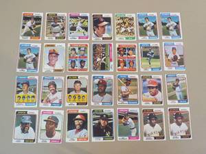 lot 7910 image: 1974 Topps Baseball Cards Lot of 28