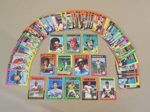 lot 7913 image: 1975 Topps Baseball Cards Lot of 68