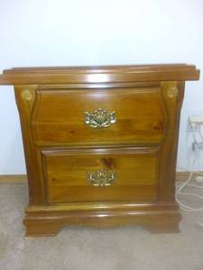 lot 1011 image: Traditional Oak&nbsp Night Stand-24x23