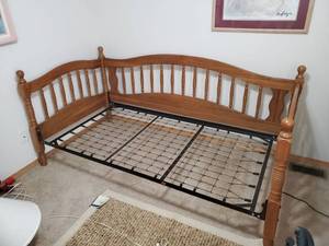 lot 1013 image: Oak Twin Size Day Bed Frame