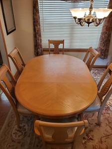lot 2022 image: Blonde Dinning Room Table with 6 Plastic Covered Chairs&nbsp