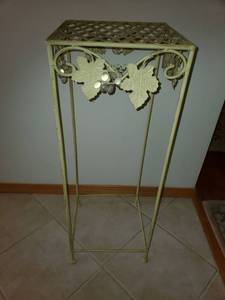 lot 2028 image: Wrought Iron Vine Dcor Plant Stand