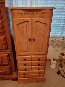 lot 2034 image: Prestige Free Standing Jewelry Box - CONTENTS NOT INCLUDED