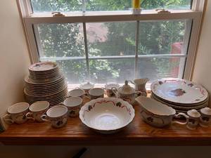 lot 2037 image: Walbrzych Holiday Ribbon China Set Made in Poland Location Kitchen