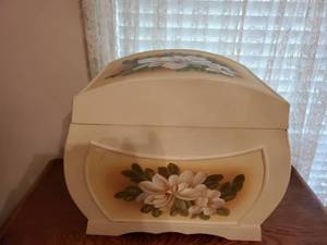 lot 2038 image: Curved Wooden White Bouquet Trunk with Red Felt Interior Cloth&nbsp