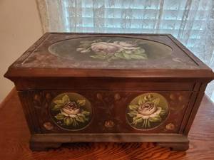 lot 2039 image: Mahogany White Roses Trunk with Brass Handles and Red Felt Interior