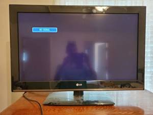 lot 2043 image: LG 32 Inch TV without Remote. Powers on. Tested and Working