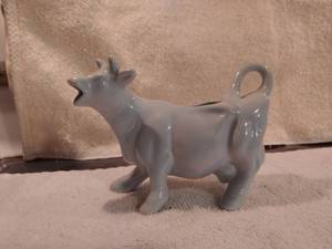 lot 6656 image: Cow Gravy Boat