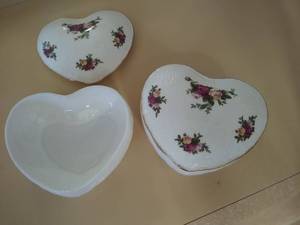 lot 6676 image: Royal Albert Heart Dishes with Lids
