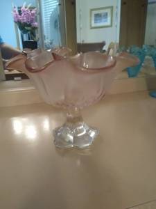 lot 6679 image: Pink  Etched Wave Flower Leafed Candy Dish