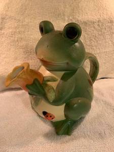 lot 6687 image: Frog Pitcher Location Kitchen