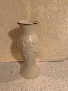lot 6716 image: Lenox Bud Vase Location Kitchen