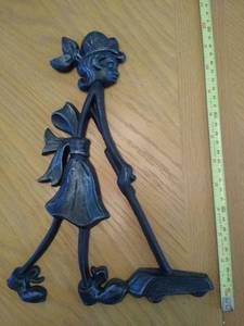 lot 6733 image: Sexton Metal Wall Decor Girl Vacuuming
