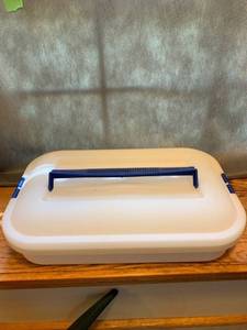 lot 6767 image: Iris Schwartz Design Rectangle Cake Carrier Location Kitchen