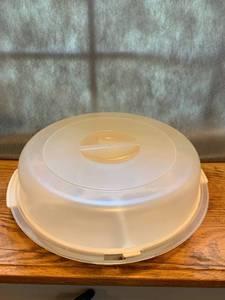 lot 6768 image: Rubbermaid Servin Saver Veggie Tray With Locking Lid Location Kitchen