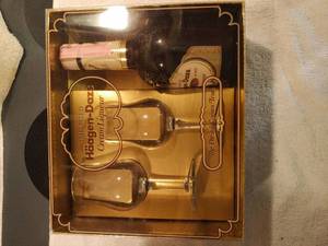 lot 6774 image: Haagen- Dazs Cream Liqueur Glass Set