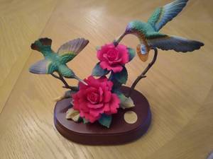 lot 6793 image: Forever Porcelain Hummingbird and Red Roses Dcor
